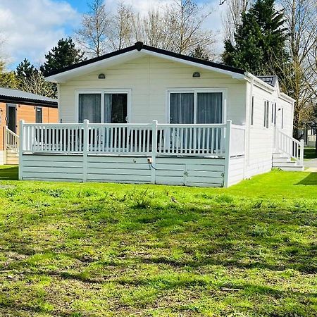 Graceland Lodge With Hot Tub Barmby on the Moor Exterior photo