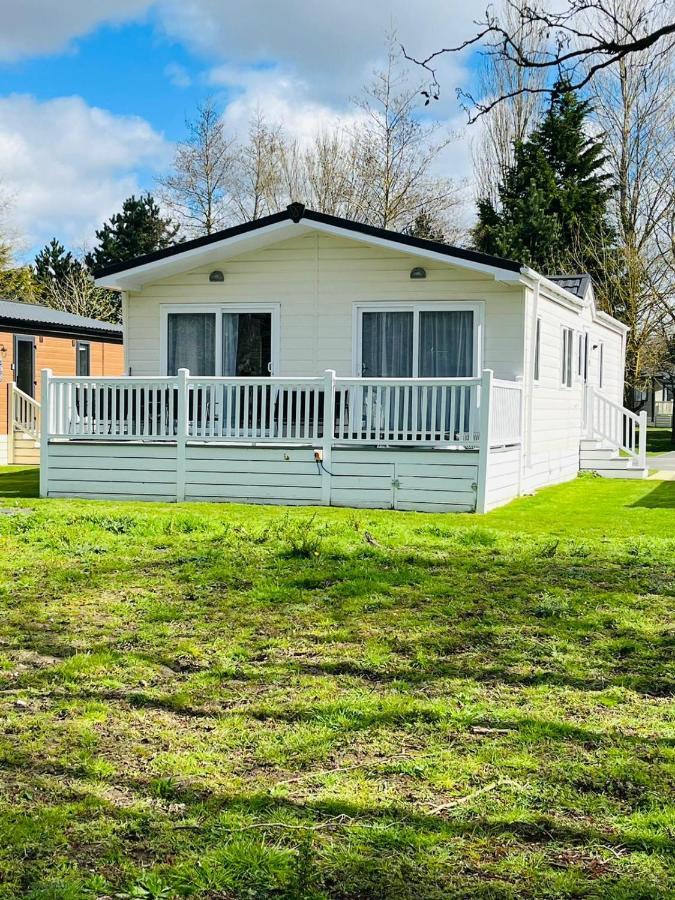 Graceland Lodge With Hot Tub Barmby on the Moor Exterior photo